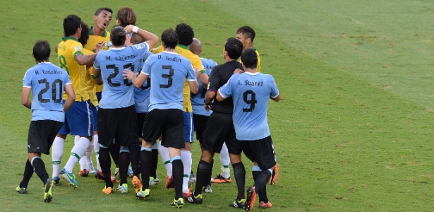 Empurra-empurra no meio-campo: Brasil sofreu para vencer o Uruguai no Mineirão