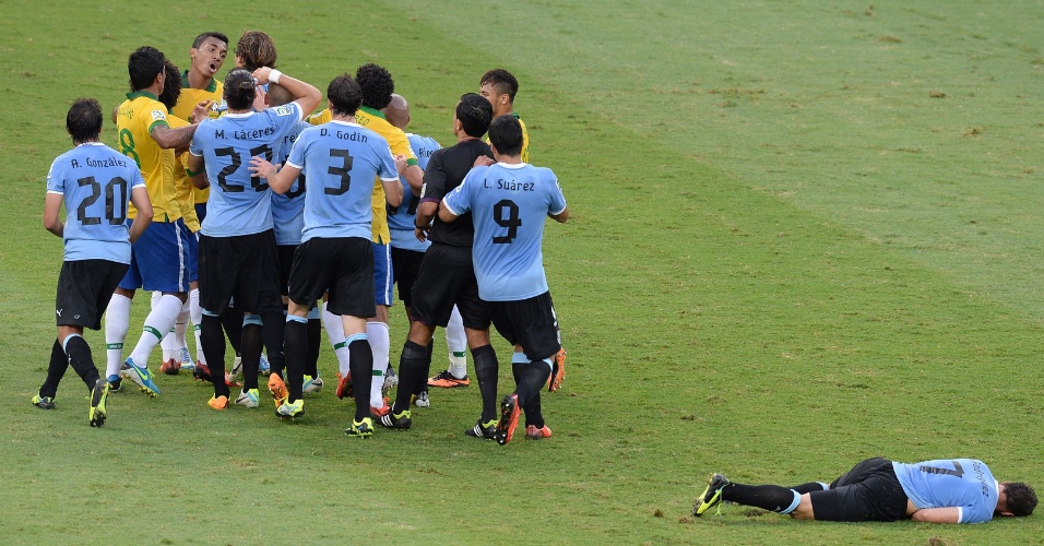 Jogadores de Brasil e Uruguai se desentendem e pressionam o árbitro após falta feia de Luiz Gustavo sobre Cristian Rodriguez