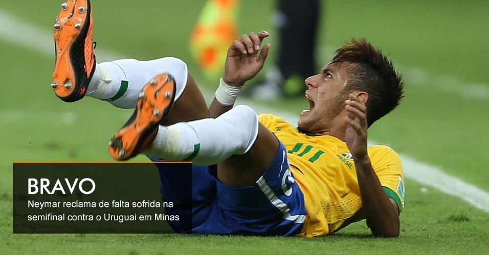 Neymar reclama de falta sofrida na semifinal contra o Uruguai em Minas