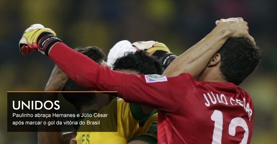 Paulinho abraça Hernanes e Júlio César após marcar o gol da vitória do Brasil