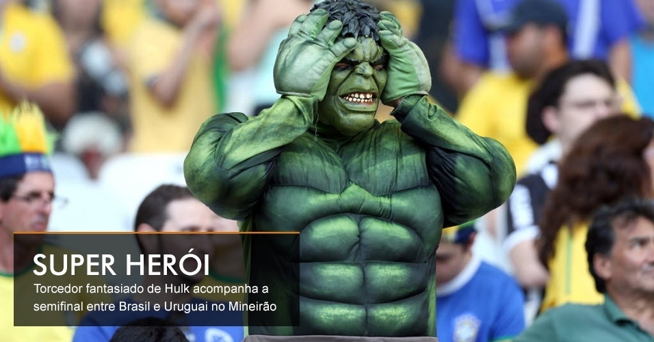 Torcedor fantasiado de Hulk acompanha a semifinal entre Brasil e Uruguai no Mineirão