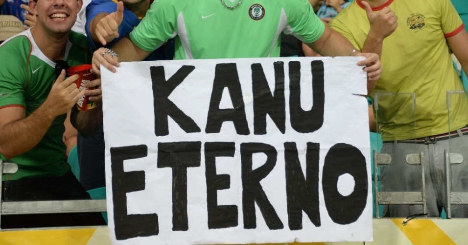 Torcedor leva faixa "Kanu Eterno" para torcer pela Nigéria
