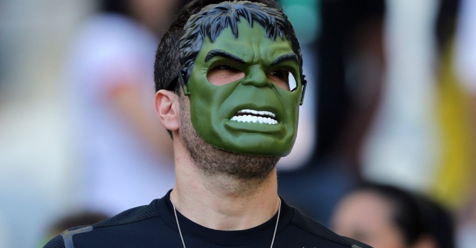Torcedor usa máscara de Incrível Hulk antes da partida entre Brasil e Uruguai pela semifinal da Copa das Confederações