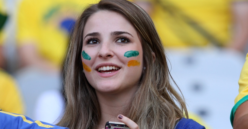 Torcedora aguarda pela semifinal entre Brasil e Uruguai no Mineirão