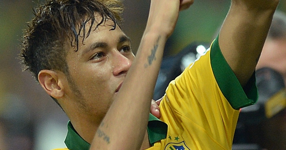 26.jun.2013 - Neymar exibe tatuagens no braço durante a semifinal da Copa das Confederações em que o Brasil bateu o Uruguai