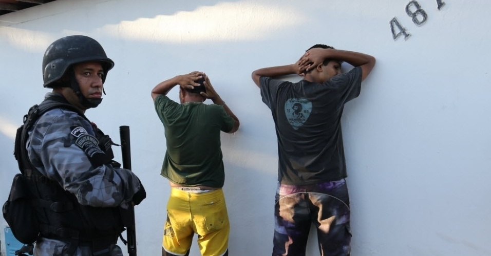 27.06.13 - Manifestantes são detidos pela polícia durante a manifestação em Fortaleza