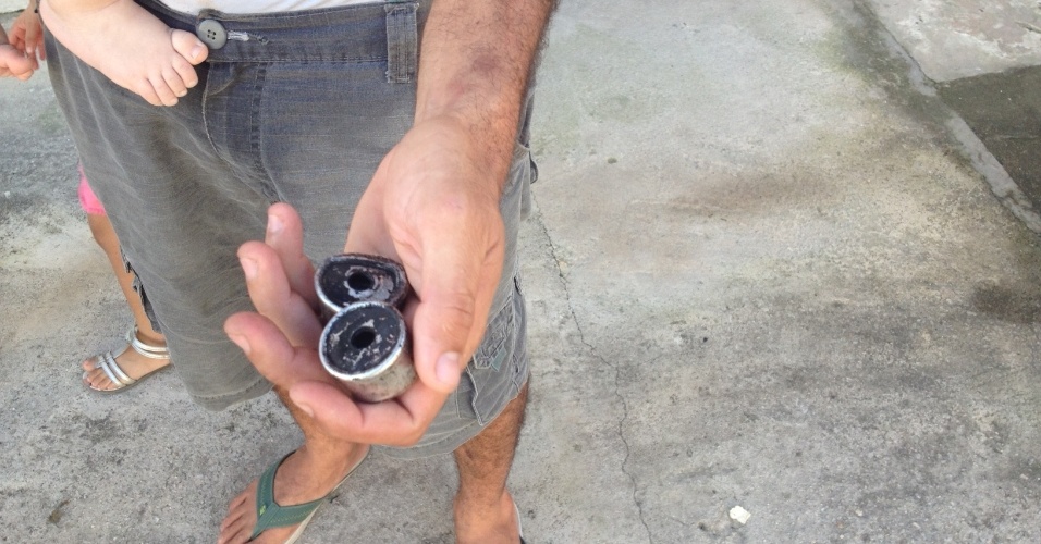 27.06.13 - Morador de um condomínio mostra bombas que foram jogadas pela polícia para o local