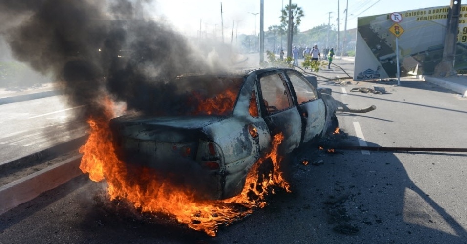 27.jun.2013 - Carro é incendiado por manifestantes durante protesto em Fortaleza antes de Itália x Espanha