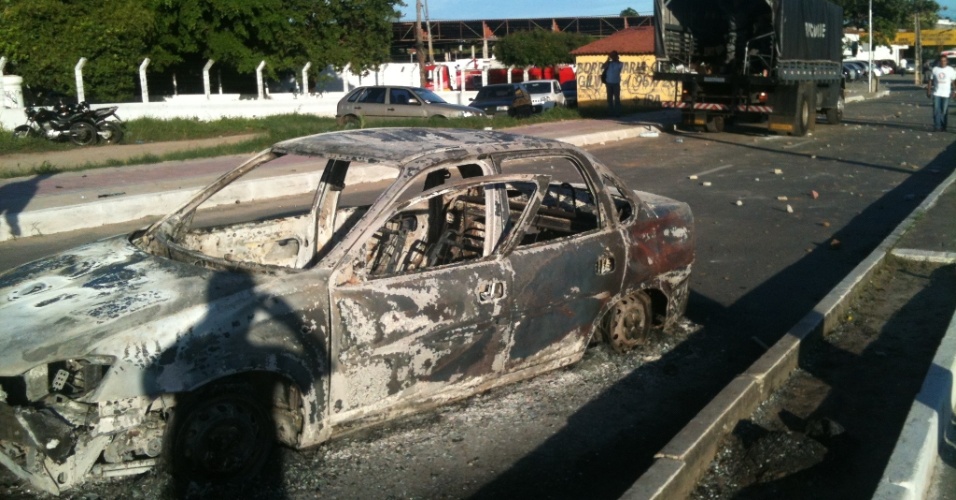 27.jun.2013 - Carro fica queimado em Fortaleza depois de protestos de manifestantes