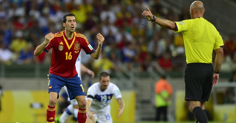27.jun.2013 - Espanhol Busquets reclama de marcação do árbitro Howard Webb durante a semifinal da Copa das Confederações