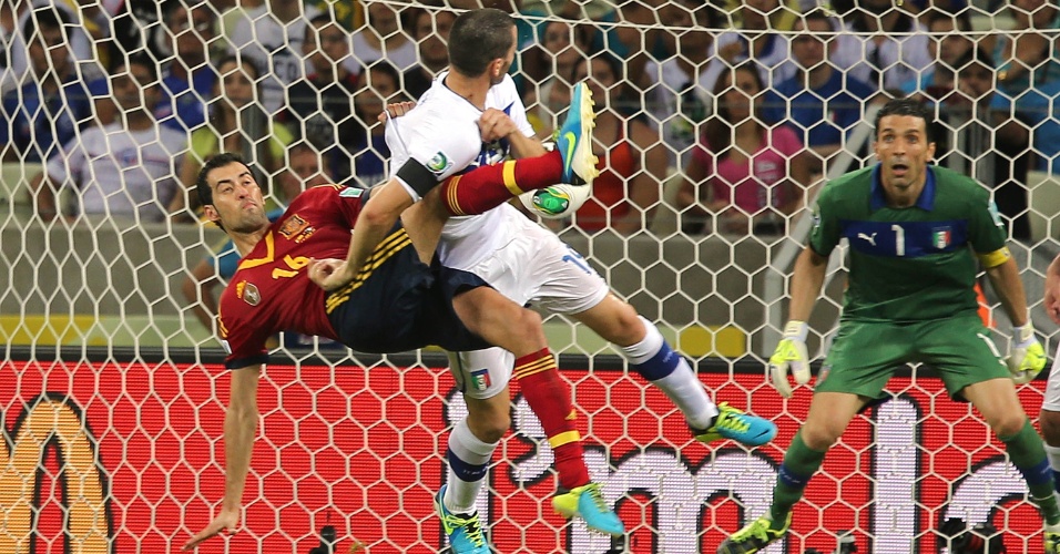 27.jun.2013 - Espanhol Busquets tenta um voleio em direção ao gol do italiano Buffon na prorrogação da semifinal da Copa das Confederações
