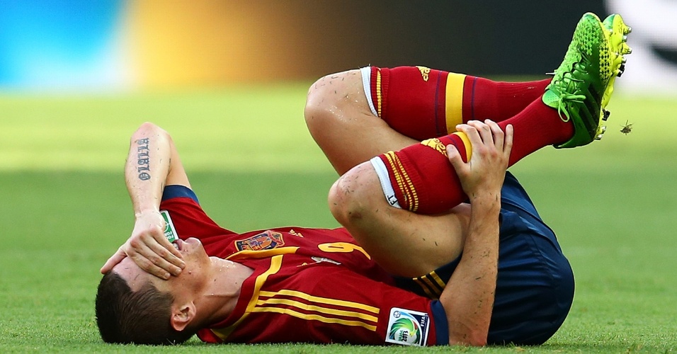 27.jun.2013 - Espanhol Fernando Torres cai e fica reclamando de dor durante a semifinal contra a Itália