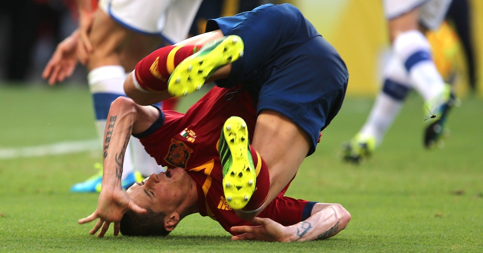 27.jun.2013 - Espanhol Fernando Torres fica no chão após disputa de bola com jogador italiano durante a semifinal da Copa das Confederações