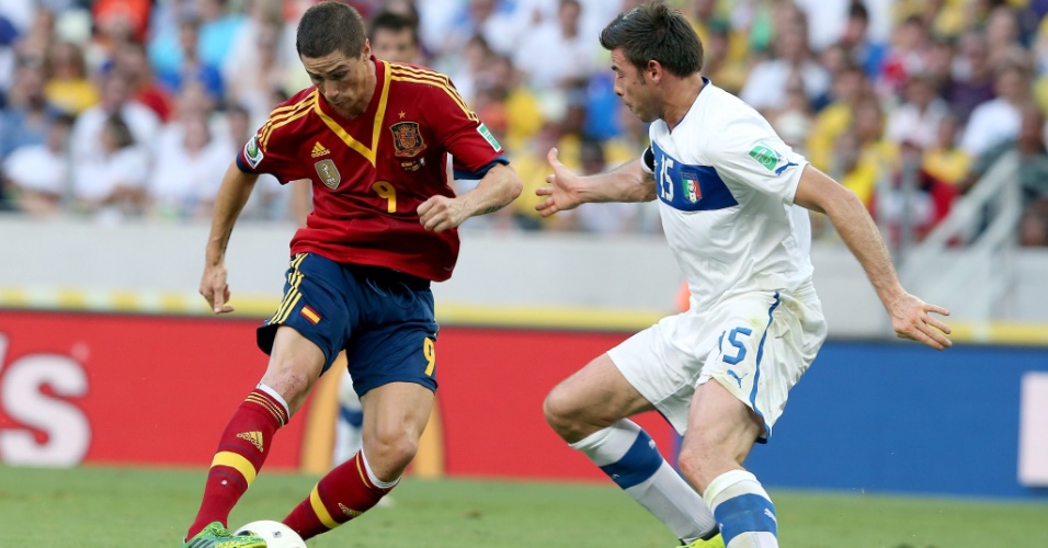 27.jun.2013 - Espanhol Fernando Torres tenta driblar o italiano Barzagli na semifinal da Copa das Confederações no Castelão