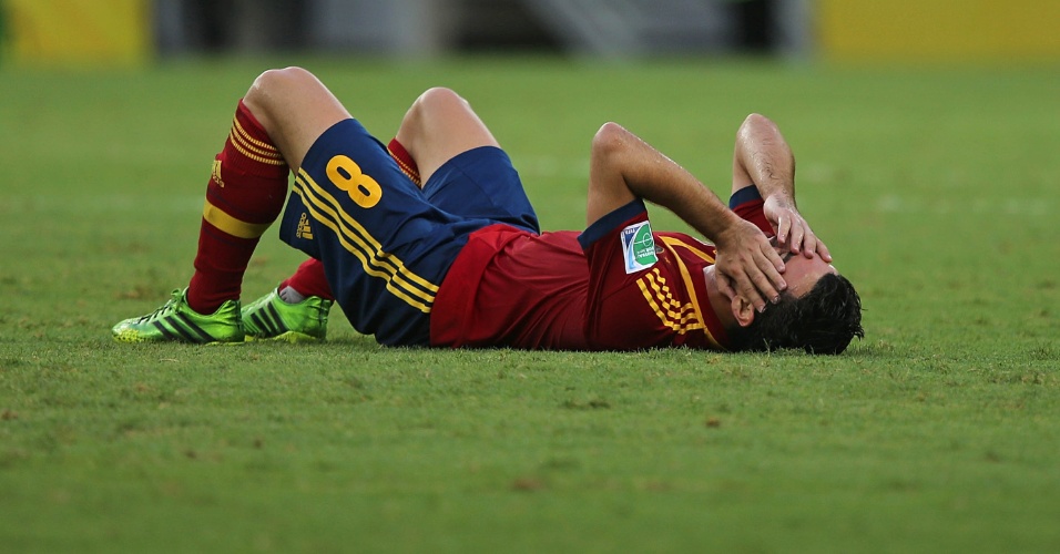 27.jun.2013 - Espanhol Xavi fica caído no gramado do Castelão ao final do tempo regulamentar de jogo, antes da prorrogação