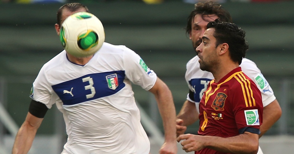 27.jun.2013 - Espanhol Xavi tenta dominar a bola diante dos jogadores italianos durante a semifinal da Copa das Confederações