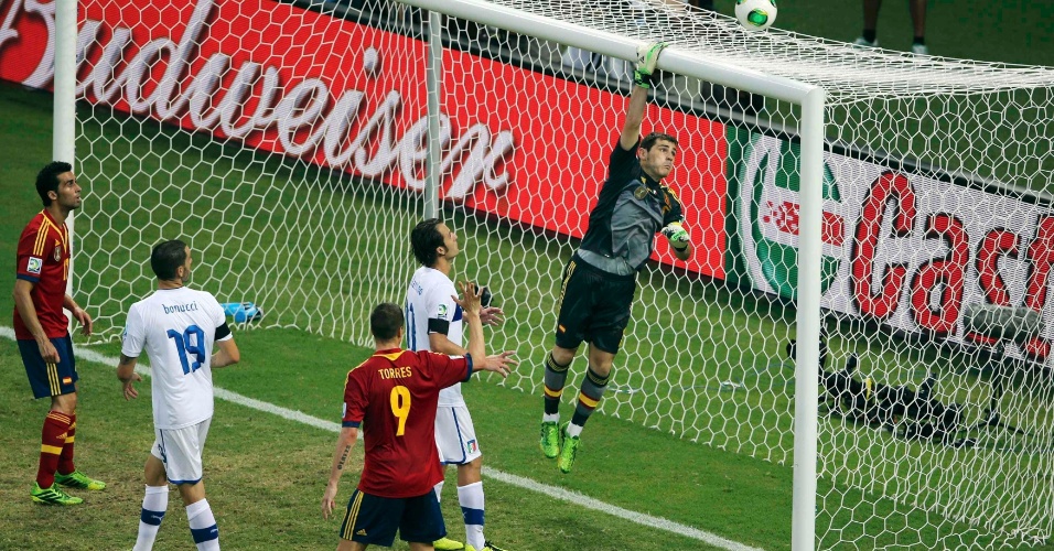 27.jun.2013 - Finalização italiana vai para fora do gol do espanhol Casillas em lance da semifinal da Copa das Confederações
