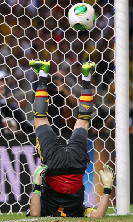 27.jun.2013 - Goleiro Casillas fica de cabeça para baixo durante disputa de pênaltis na semifinal da Copa das Confederações