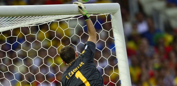 Casillas faz defesa com a ponta dos dedos após finalização italiana na semifinal de Forteleza