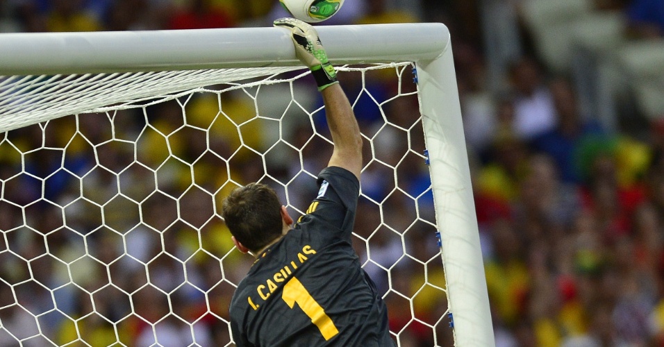 27.jun.2013 - Goleiro espanhol Casillas faz defesa com a ponta dos dedos após finalização italiana na semifinal da Copa das Confederações