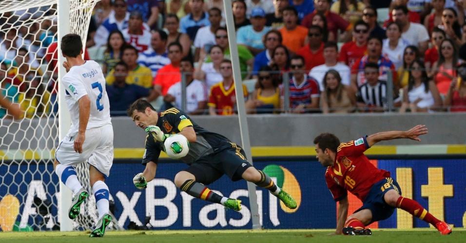 27.jun.2013 - Goleiro espanhol Casillas faz grande defesa após finalização do italiano Maggio durante a semifinal da Copa das Confederações no Castelão