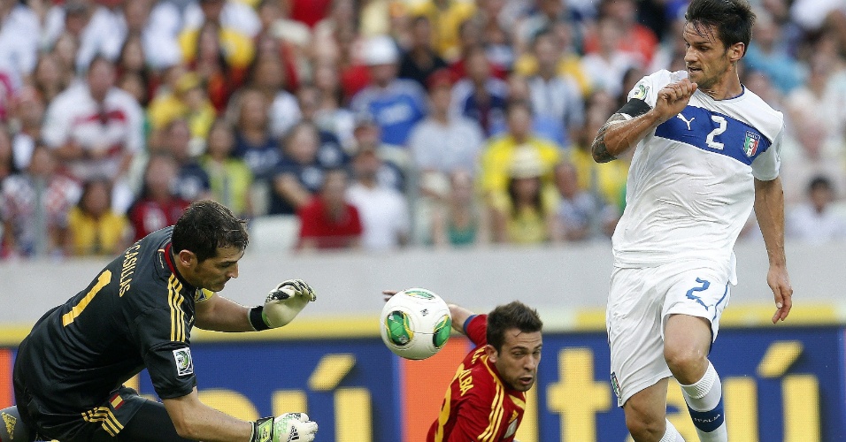 27.jun.2013 - Goleiro espanhol Casillas faz grande defesa após finalização do italiano Maggio durante a semifinal da Copa das Confederações no Castelão