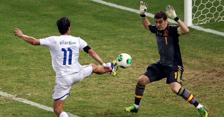 27.jun.2013 - Goleiro espanhol Casillas tenta fechar os ângulos para a finalização do italiano Gilardino na semifinal da Copa das Confederações