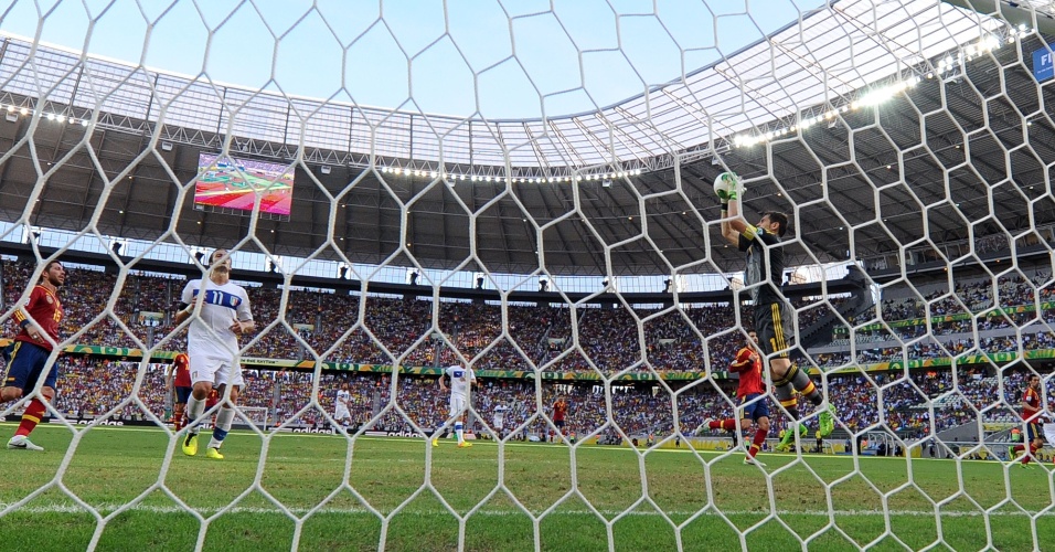27.jun.2013 - Goleiro espanhol Iker Casillas fica com a bola após ataque italiano na semifinal da Copa das Confederações no Castelão