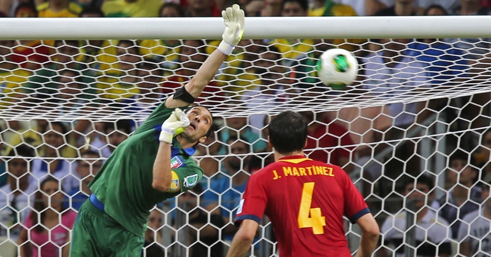 27.jun.2013 - Goleiro italiano Buffon faz defesa após finalização espanhola na semifinal da Copa das Confederações
