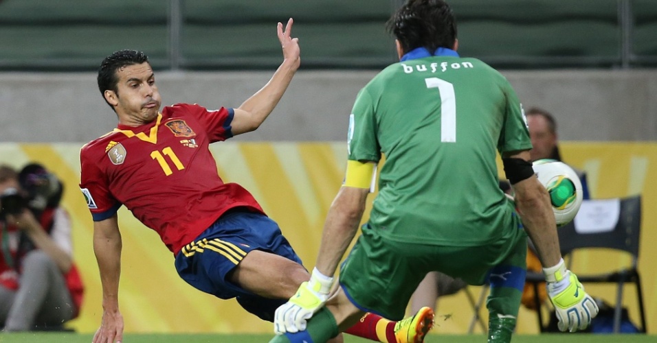 27.jun.2013 - Goleiro italiano Buffon fecha o gol para finalização do espanhol Pedro  na semifinal da Copa das Confederações