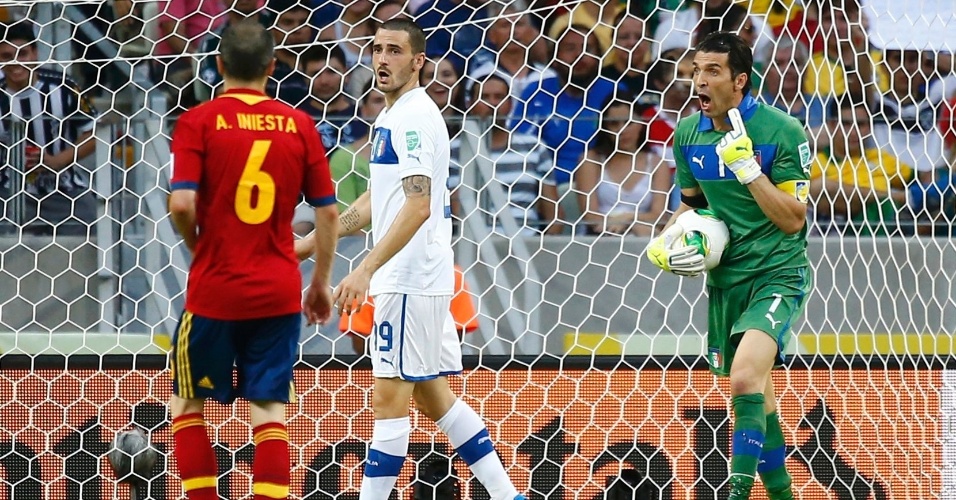 27.jun.2013 - Goleiro italiano Buffon fica com a bola após um ataque da seleção espanhola na semifinal da Copa das Confederações no Castelão