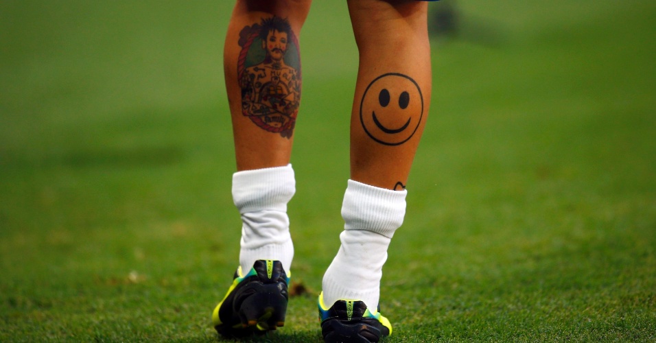 27.jun.2013 - Imagem flagra as tatuagens nas pernas do italiano Alessandro Diamanti durante a semifinal da Copa das Confederações no Castelão