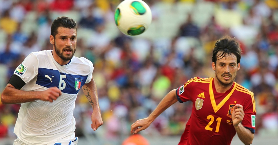 27.jun.2013 - Italiano Candreva e espanhol David Silva correm em disputa de bola durante a semifinal da Copa das Confederações