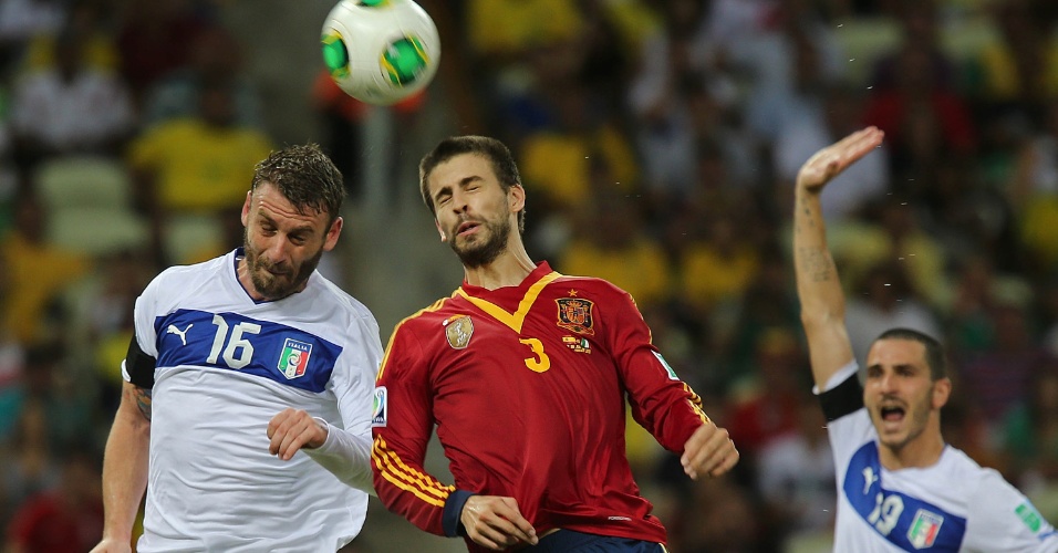 27.jun.2013 - Italiano De Rossi (e) e espanhol Piqué disputam bola pelo alto durante a prorrogação da semifinal da Copa das Confederações