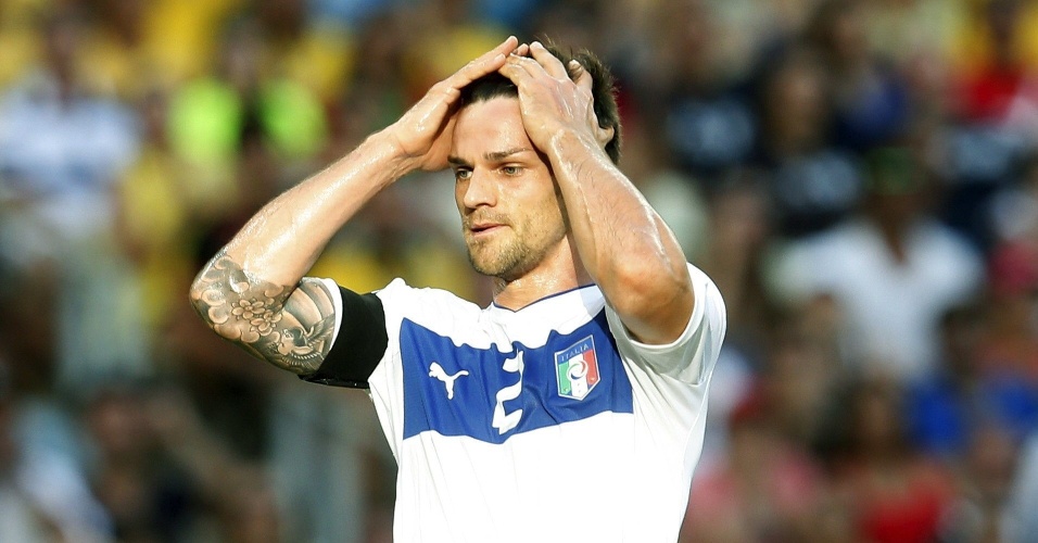 27.jun.2013 - Italiano Maggio lamenta chance de gol perdida no jogo contra a Espanha pela semifinal da Copa das Confederações no Castelão
