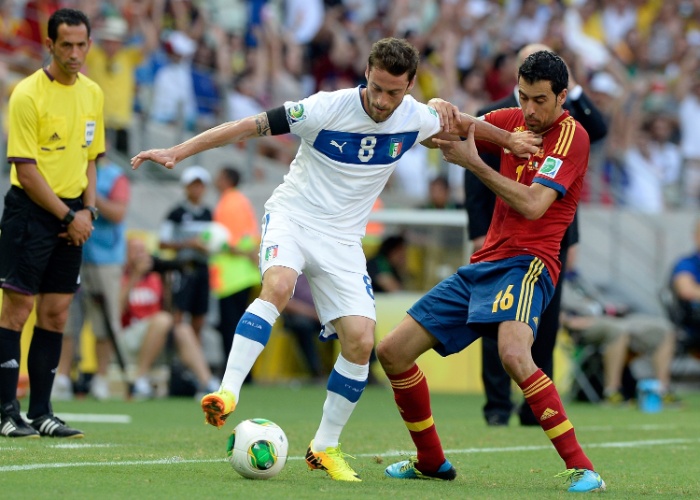 27.jun.2013 - Italiano Marchisio tenta se livrar da marcação do espanhol Sergio Busquets durante a semifinal da Copa das Confederações