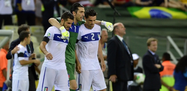 Candreva (e), Buffon e Maggio ficam abraçados durante disputa de pênaltis