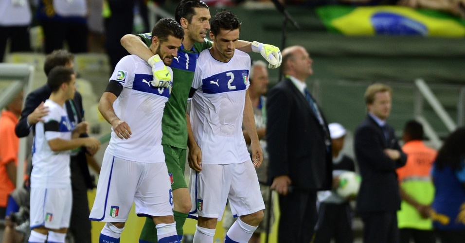 27.jun.2013 - Italianos Candreva (e), Buffon e Maggio ficam abraçados no intervalo para a prorrogação; tempo regulamentar de Espanha x Itália terminou em 0 a 0