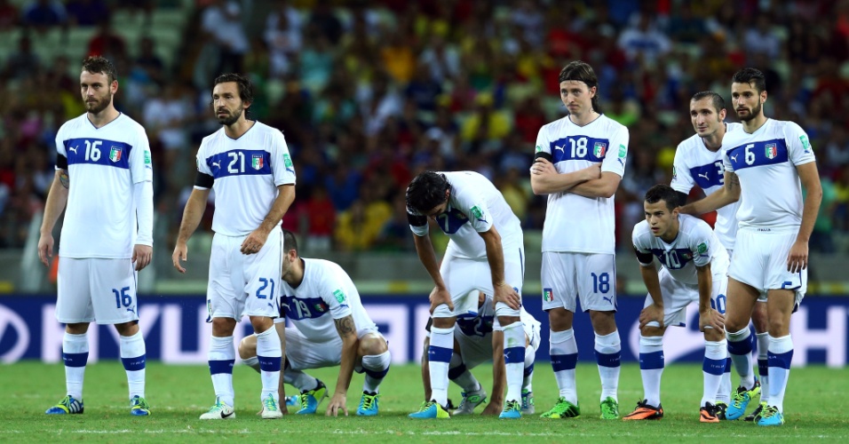 27.jun.2013 - Italianos mostram decepções após Bonucci perder pênalti na semifinal contra a Espanha pela Copa das Confederações