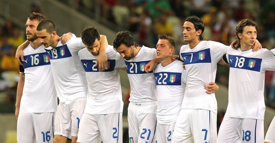 27.jun.2013 - Jogadores da Itália se abraçam durante cobrança de pênaltis na partida contra a Espanha