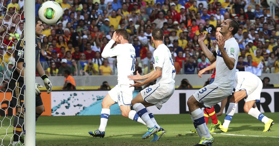 27.jun.2013 - Jogadores italianos lamentam chance de gol perdida na semifinal da Copa das Confederações no Castelão