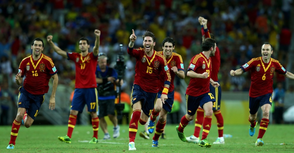 27.jun.2013 - Jogadores partem para a comemoração após a Espanha vencer a Itália na disputa de pênaltis da semifinal da Copa das Confederações