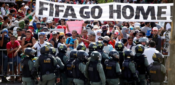 Protesto contra a Copa-2014 próximo ao Castelão, antes do jogo Itália e Espanha