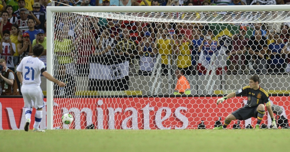 27.jun.2013 - Pirlo converte sua cobrança na disputa de pênaltis da semifinal da Copa das Confederações