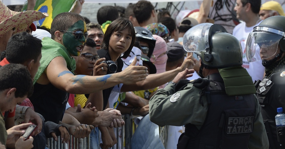 27.jun.2013 - Policiais e manifestantes conversam antes de início de confronto em Fortaleza