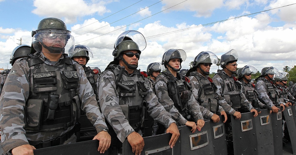 27.jun.2013 - Policiais formam barreira para impedir que manifestantes se aproximem do estádio do Castelão, onde Espanha e Itália se enfrentam