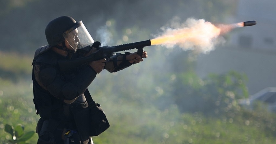 27.jun.2013 - Policial atira em direção aos manifestantes que protestam em Fortaleza