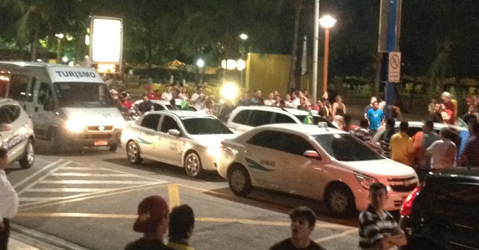 27.jun.2013 - Taxistas interrompem trânsito na avenida Beira-Mar, em Fortaleza, e protestam contra a Fifa em frente do hotel da Espanha