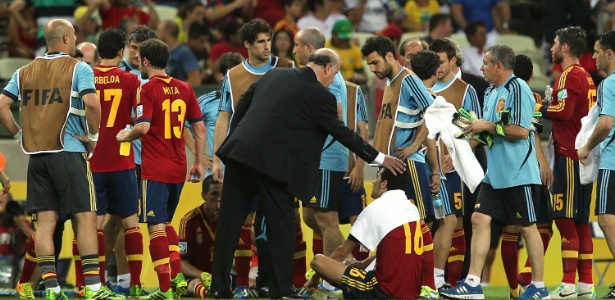 Vicente del Bosque conversa com seus jogadores no intervalo antes da prorrogação da semifinal