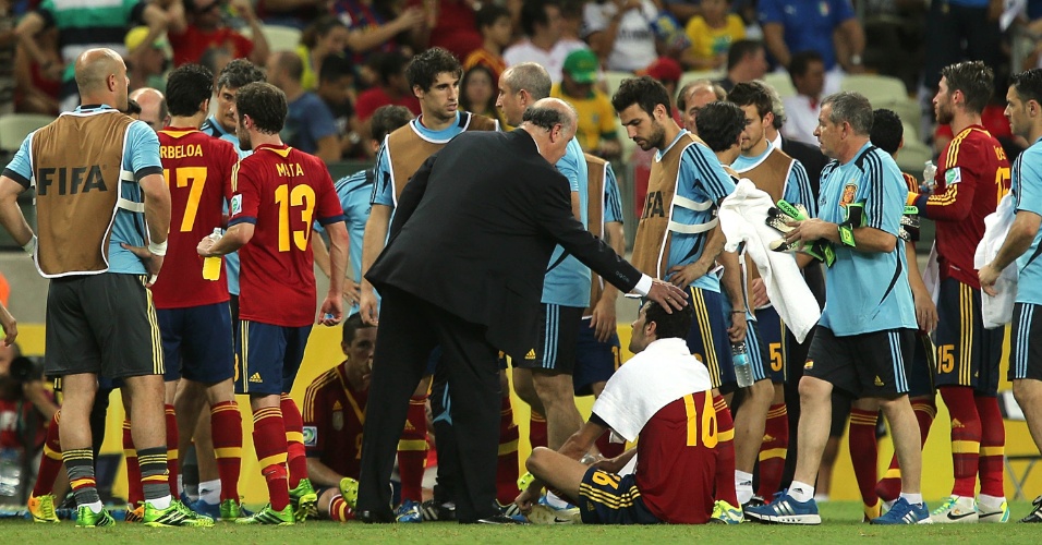 27.jun.2013 - Técnico espanhol Vicente del Bosque conversa com seus jogadores no intervalo antes da prorrogação da semifinal da Copa das Confederações contra a Itália